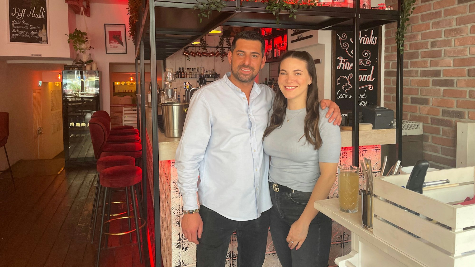 Pia Pietsch und ihr Partner Mehmet Oranli in ihrer Cocktailbar „Atelier“.