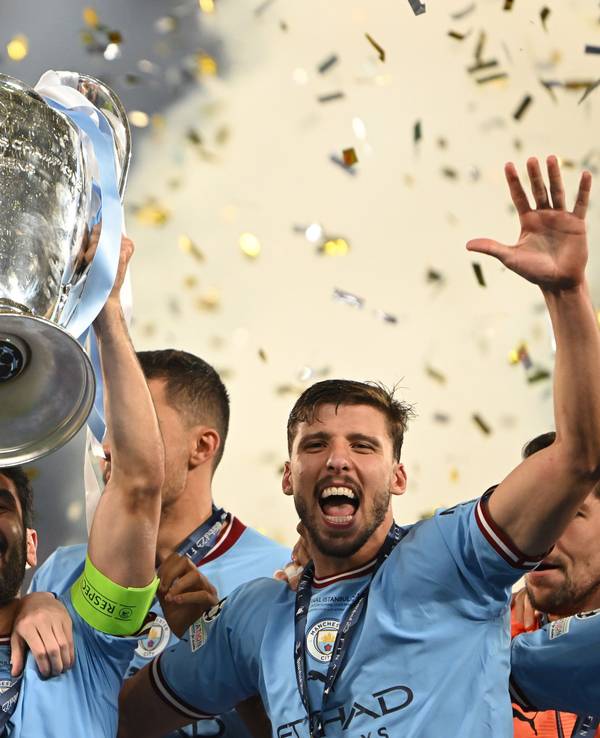 Ilkay Gündogan (M) jubelt bei der Siegerehrung mit der Trophäe.