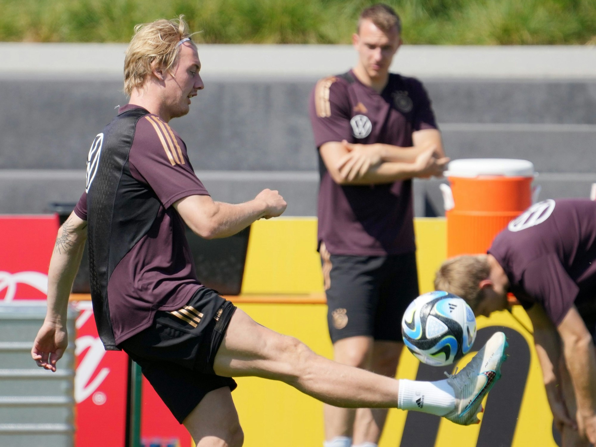 Julian Brandt nimmt am Training teil.