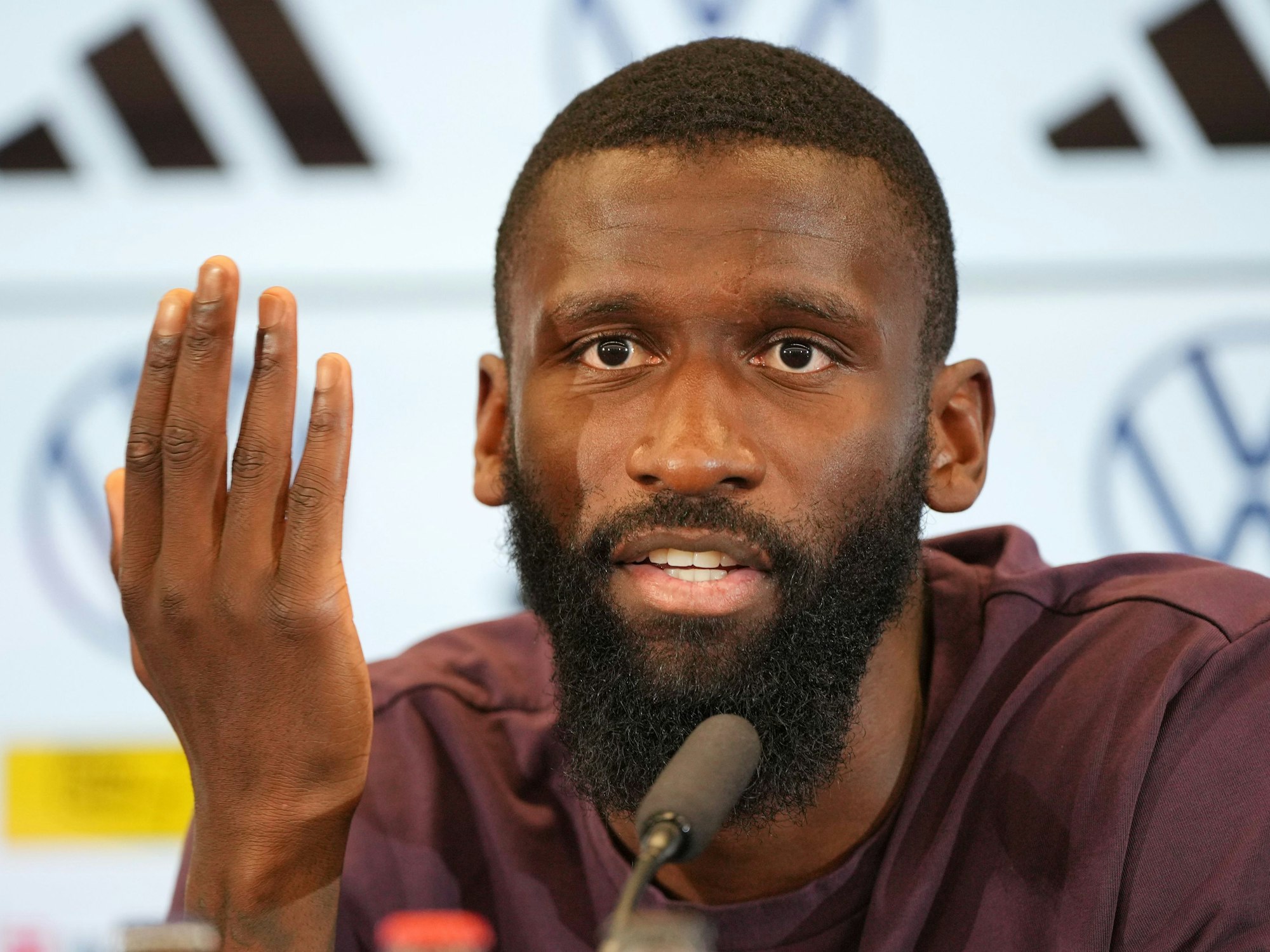 Antonio Rüdiger spricht in der Pressekonferenz.
