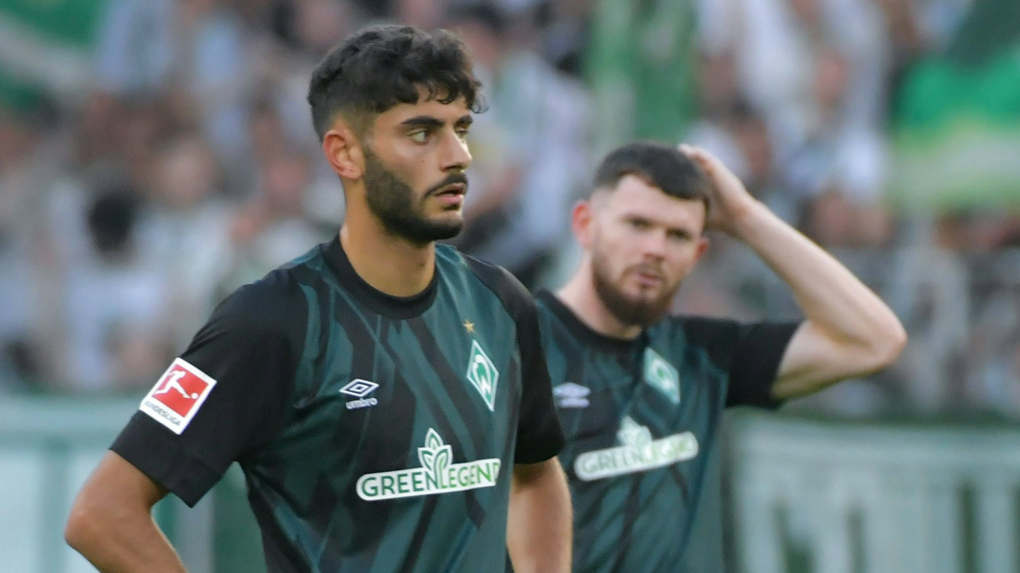 Eren Dinkci und Oliver Burke stehen beim Spiel beim SC Freiburg auf dem Platz.