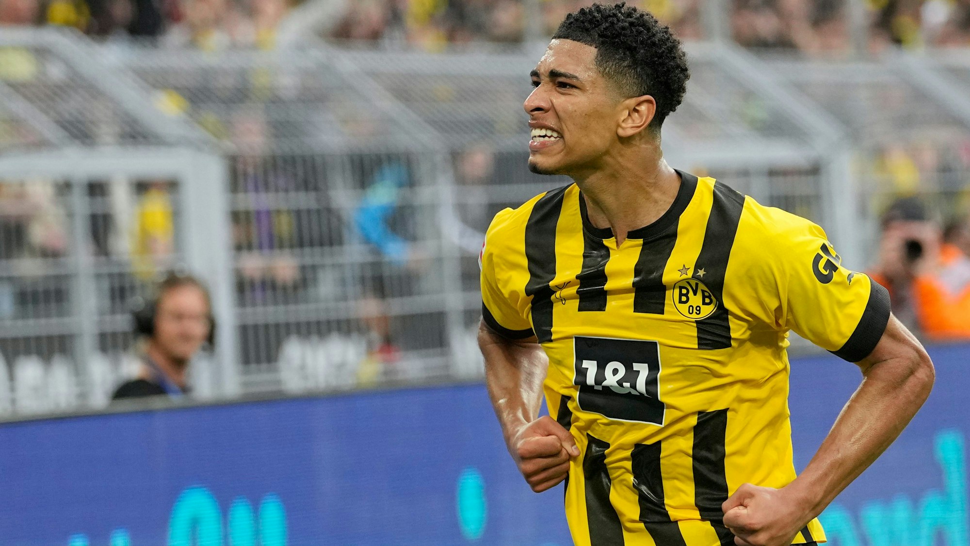 Jude Bellingham läuft auf dem Platz.
