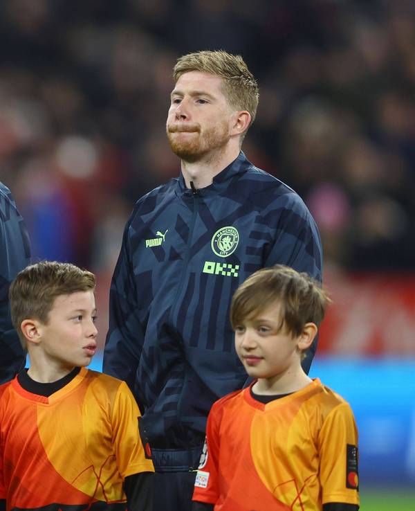 Manchester-City-Stürmer Erling Haaland (l.) gemeinsam mit Mittelfeld-Ass Kevin de Bruyne vor dem Champions-League-Spiel gegen Bayern München am 19. April 2023.