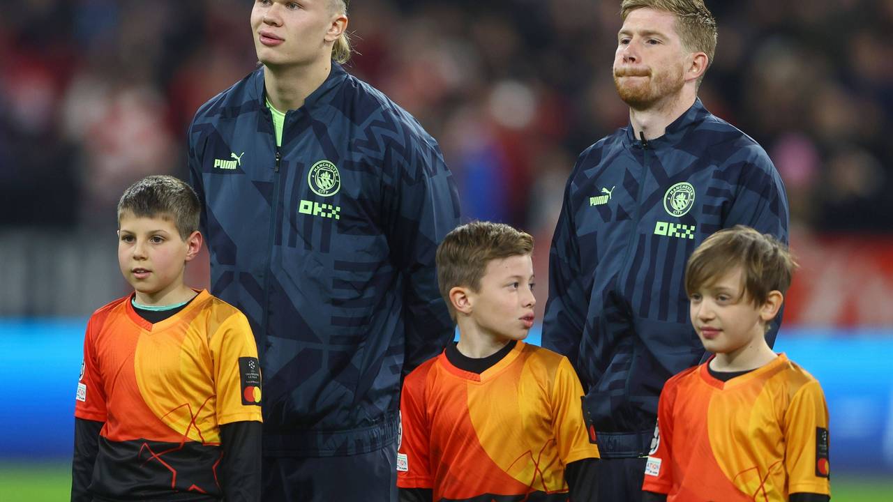 Manchester-City-Stürmer Erling Haaland (l.) gemeinsam mit Mittelfeld-Ass Kevin de Bruyne vor dem Champions-League-Spiel gegen Bayern München am 19. April 2023.