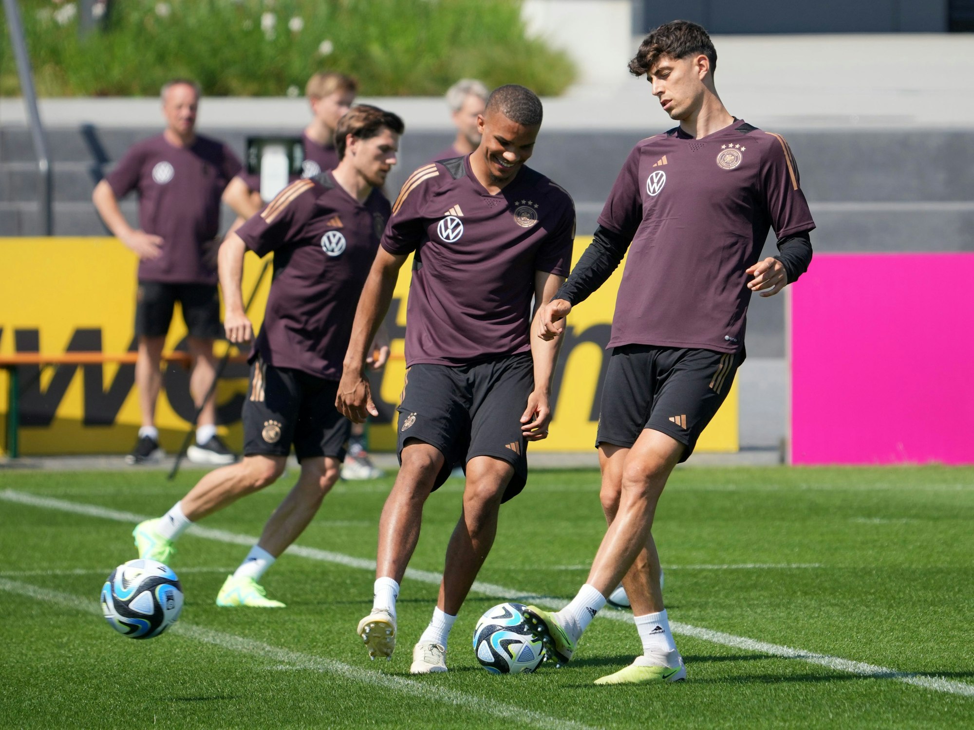 Die Nationalspieler Kai Havertz (r) und Malick Thiaw trainieren vor dem Spiel.