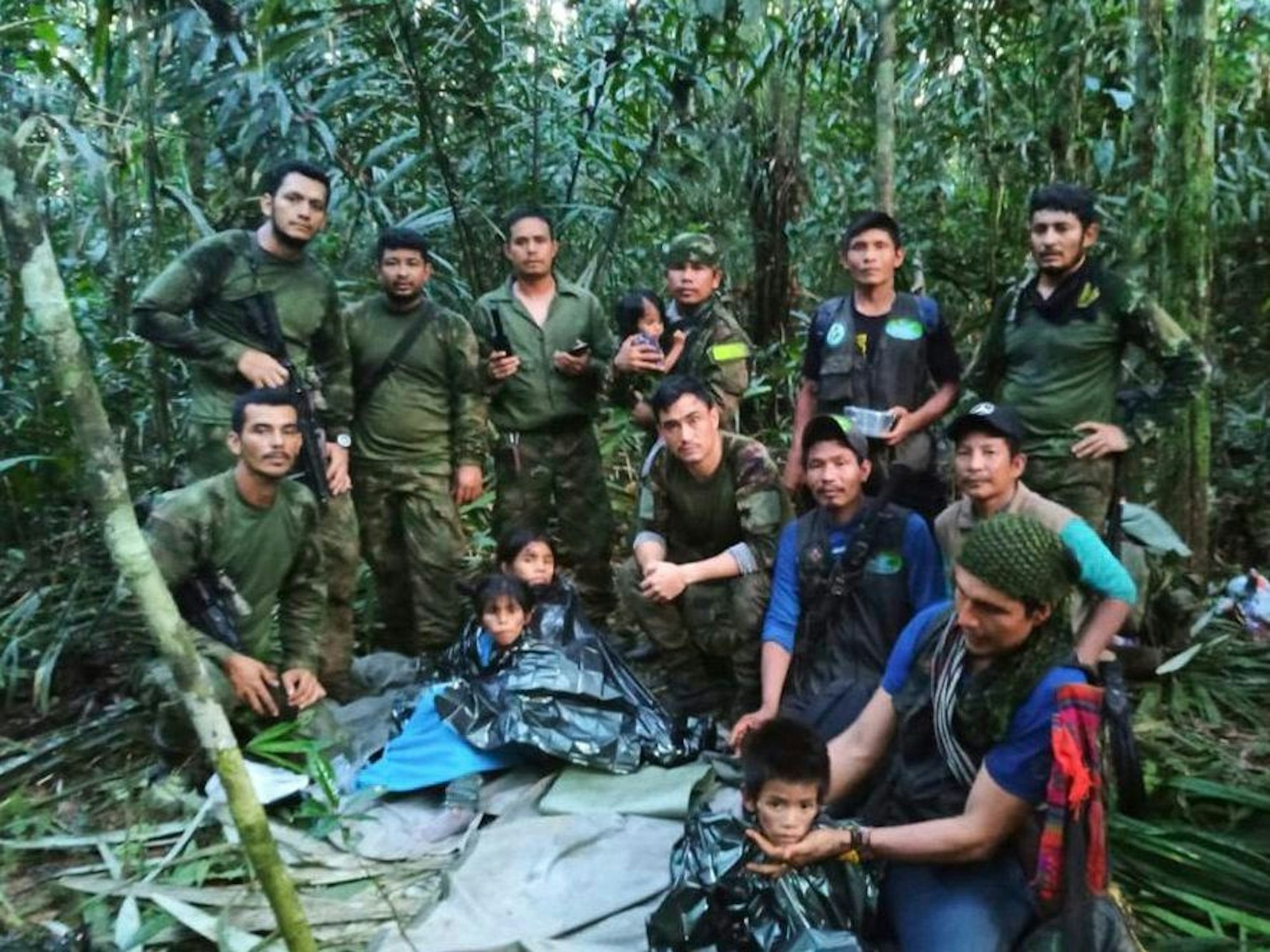 Solano-Dschungel am 9. Juni 2023: Auf diesem von der Pressestelle der kolumbianischen Streitkräfte veröffentlichten Foto posieren Soldaten und indigene Männer für ein Foto mit den vier Geschwistern, die nach einem tödlichen Flugzeugabsturz vermisst wurden.