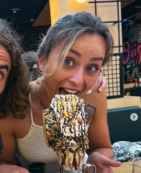 Stefanos Tsitsipas und Paula Badosa posieren gemeinsam für ein Instagram-Foto, vor beiden steht jeweils ein großer Eisbecher.
