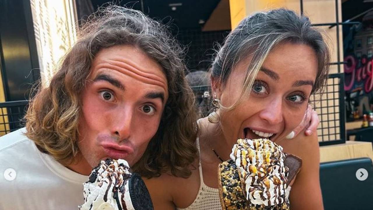 Stefanos Tsitsipas und Paula Badosa posieren gemeinsam für ein Instagram-Foto, vor beiden steht jeweils ein großer Eisbecher.