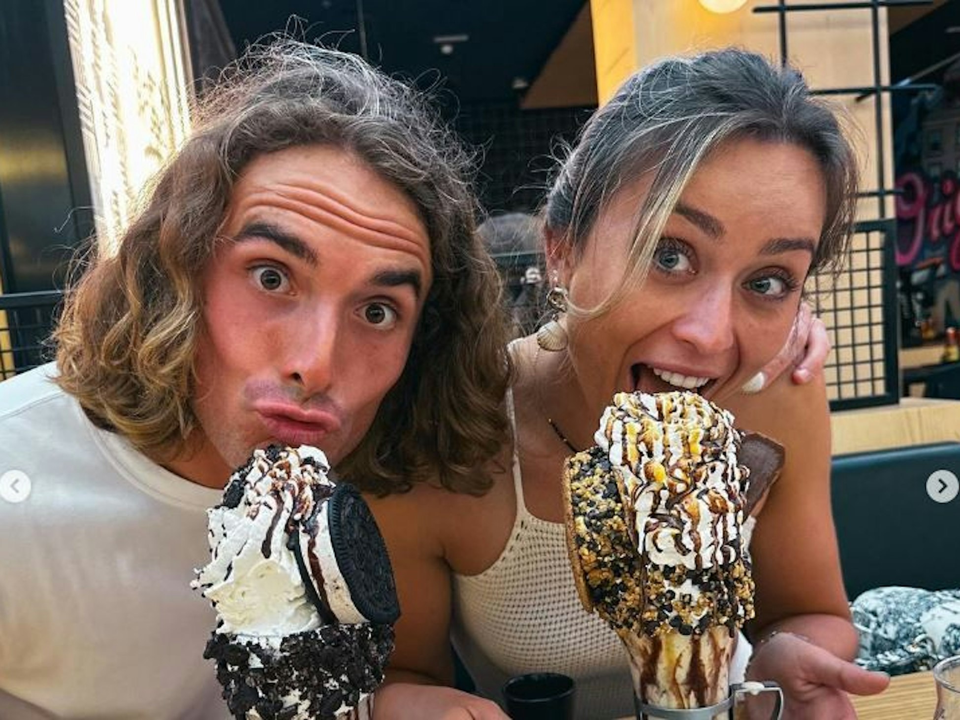 Stefanos Tsitsipas und Paula Badosa posieren gemeinsam für ein Instagram-Foto, vor beiden steht jeweils ein großer Eisbecher.