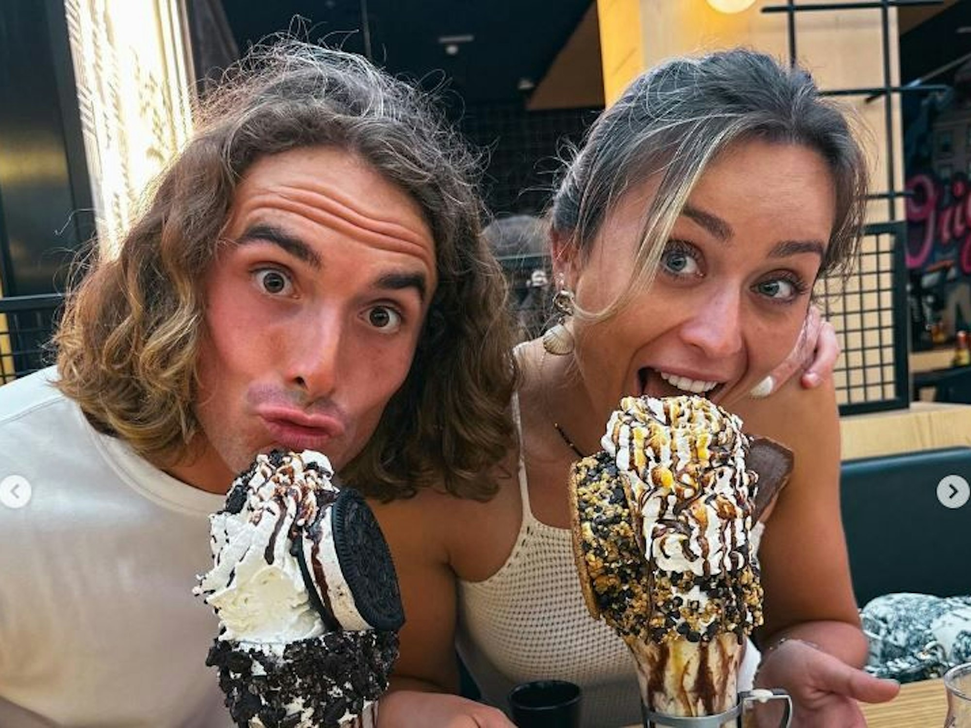 Stefanos Tsitsipas und Paula Badosa posieren gemeinsam für ein Instagram-Foto, vor beiden steht jeweils ein großer Eisbecher.