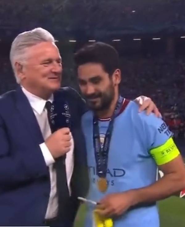 TV-Reporter Des Kelly legt nach dem Interview seinen Arm um Ilkay Gündogan.