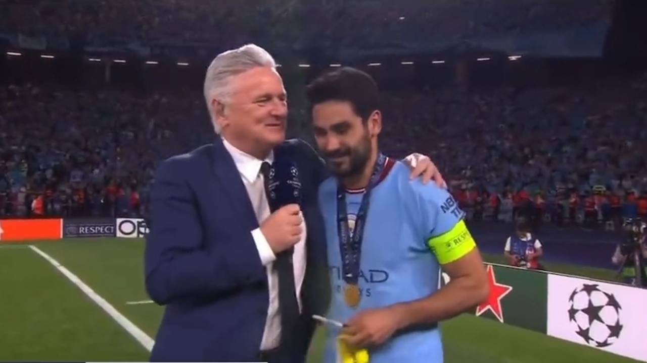 TV-Reporter Des Kelly legt nach dem Interview seinen Arm um Ilkay Gündogan.