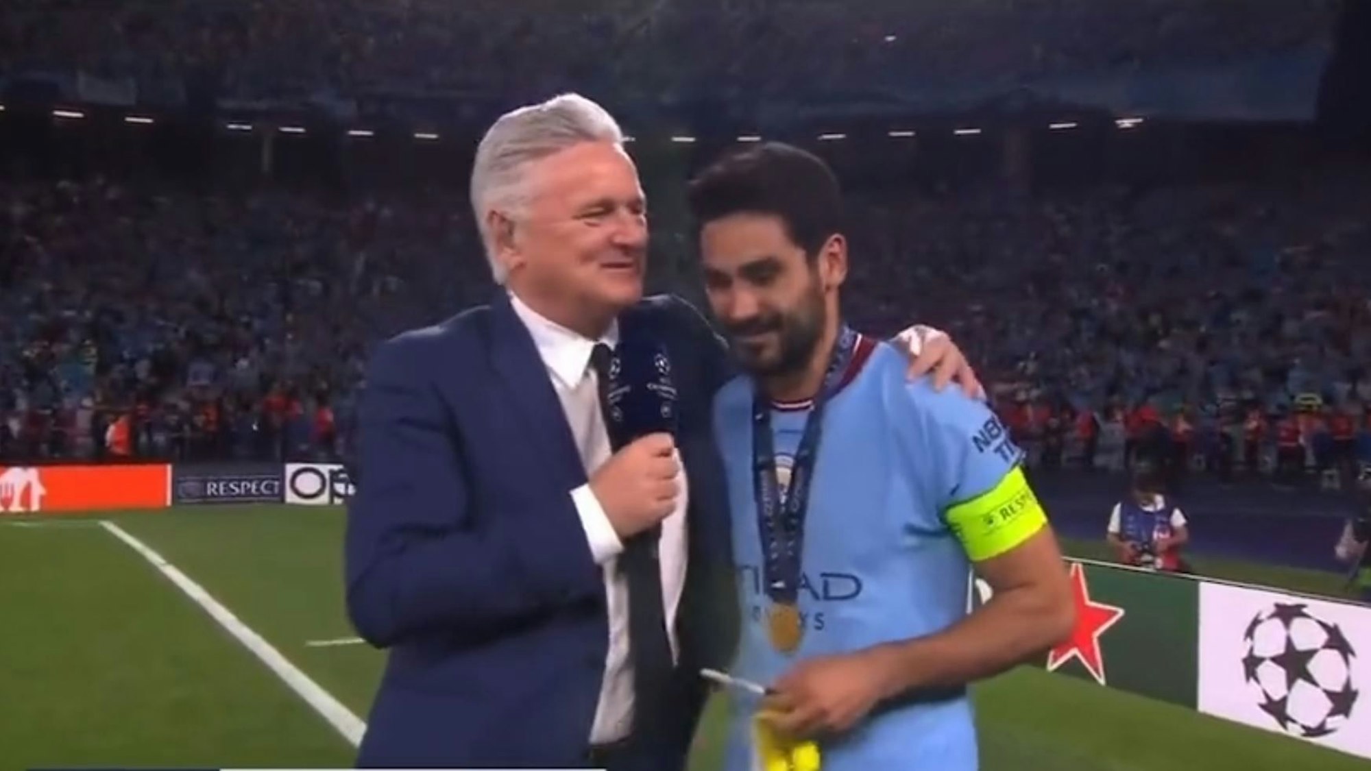 TV-Reporter Des Kelly legt nach dem Interview seinen Arm um Ilkay Gündogan.