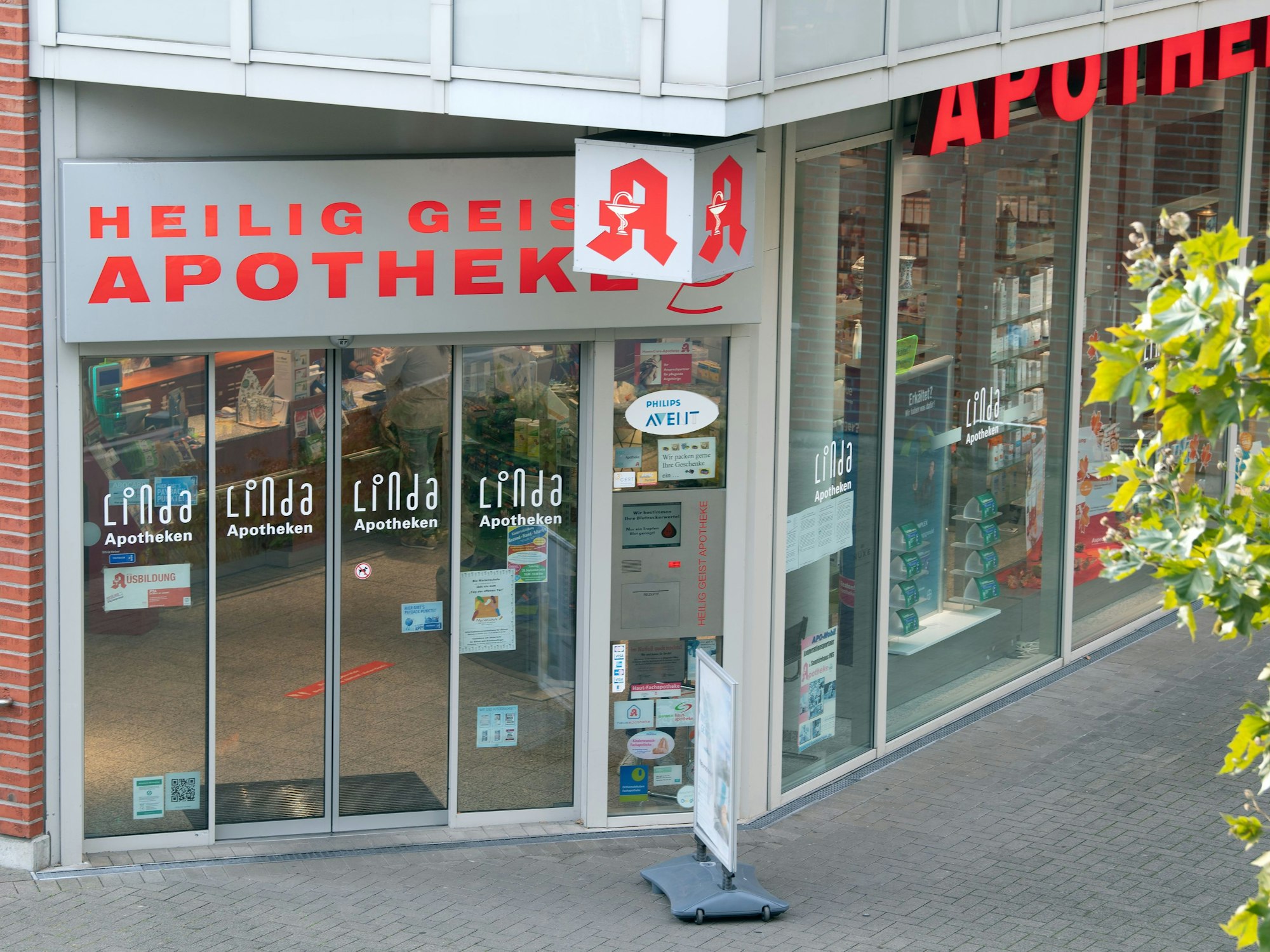 Blick auf den Eingang der Heilig-Geist-Apotheke in Köln. Die Türen sind verschlossen.