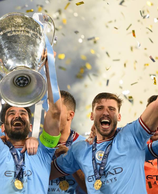 Ilkay Gündogan jubelt bei der Siegerehrung mit der Champions-League-Trophäe.