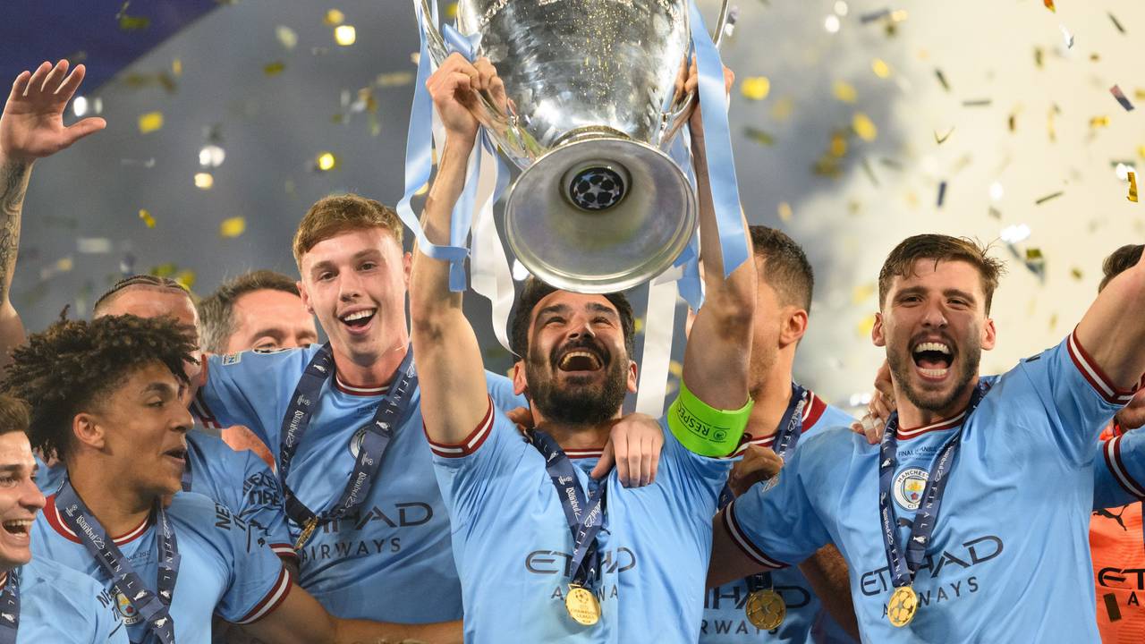 Ilkay Gündogan jubelt bei der Siegerehrung mit der Champions-League-Trophäe.