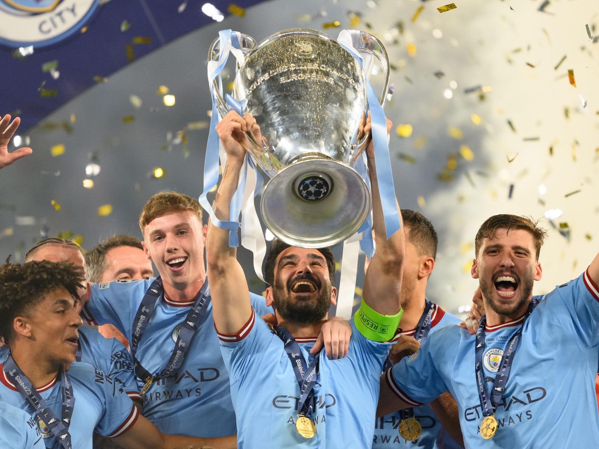 Ilkay Gündogan jubelt bei der Siegerehrung mit der Champions-League-Trophäe.