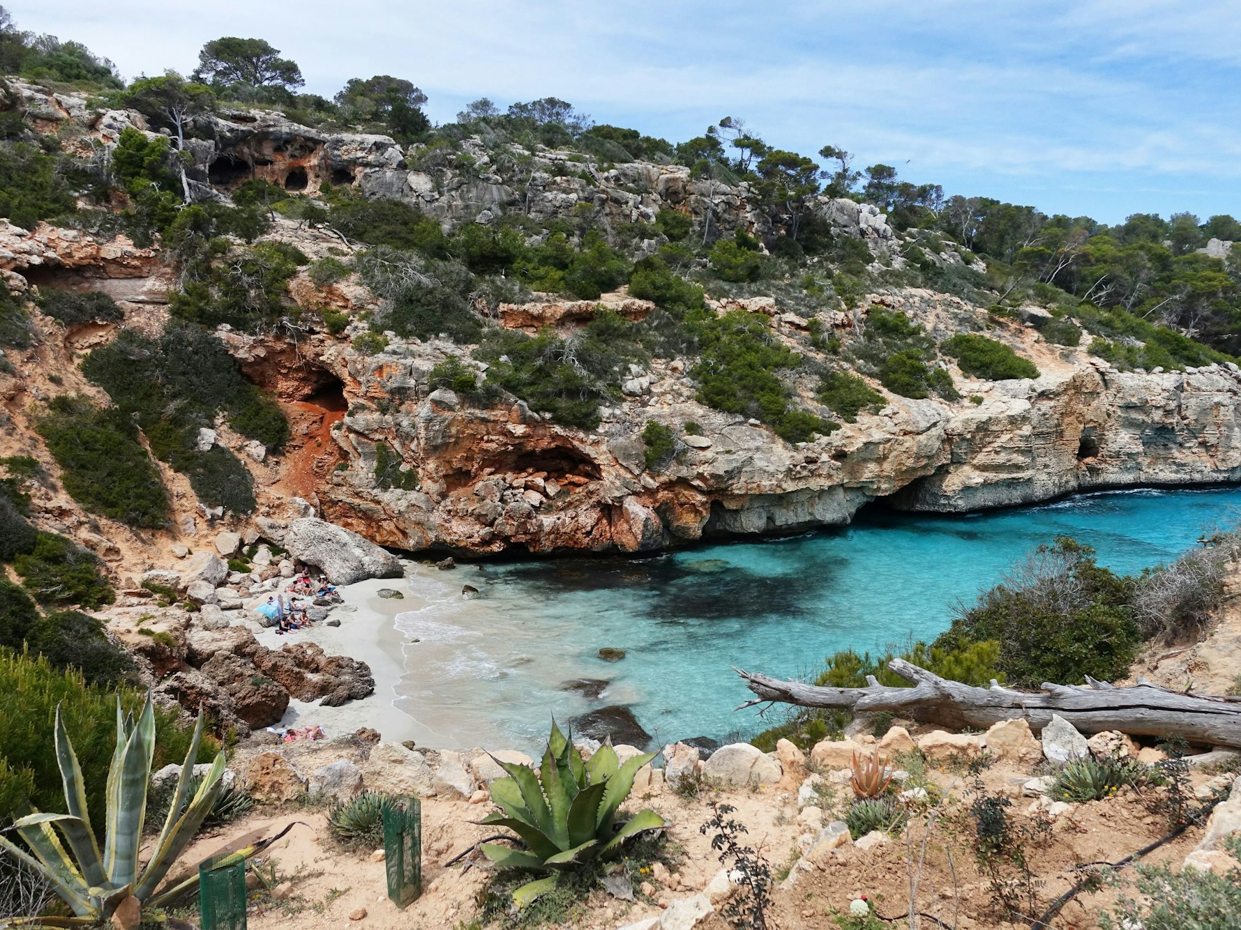 Die Bucht Caló des Moro mit türkisem Meer auf Mallorca.