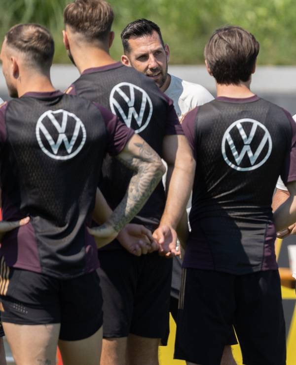 Training auf dem DFB-Campus: Trainer Hansi Flick begrüßt seine Mannschaft.