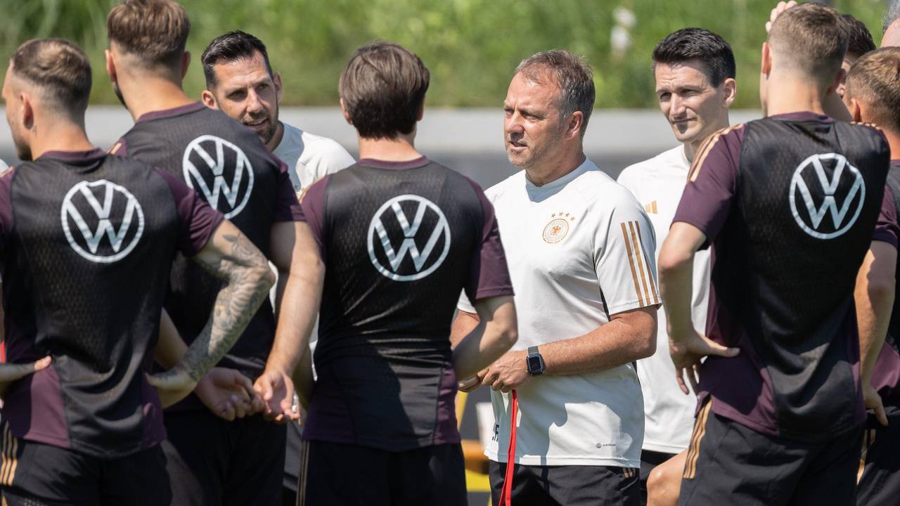 Training auf dem DFB-Campus: Trainer Hansi Flick begrüßt seine Mannschaft.