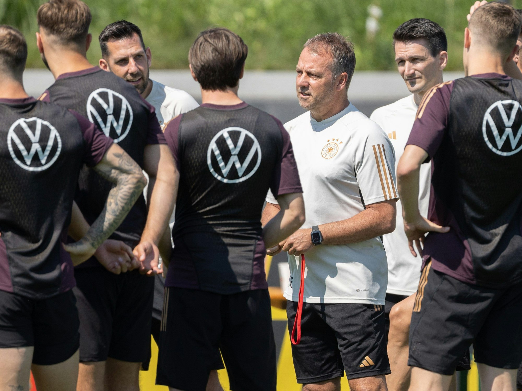 Training auf dem DFB-Campus: Trainer Hansi Flick begrüßt seine Mannschaft.