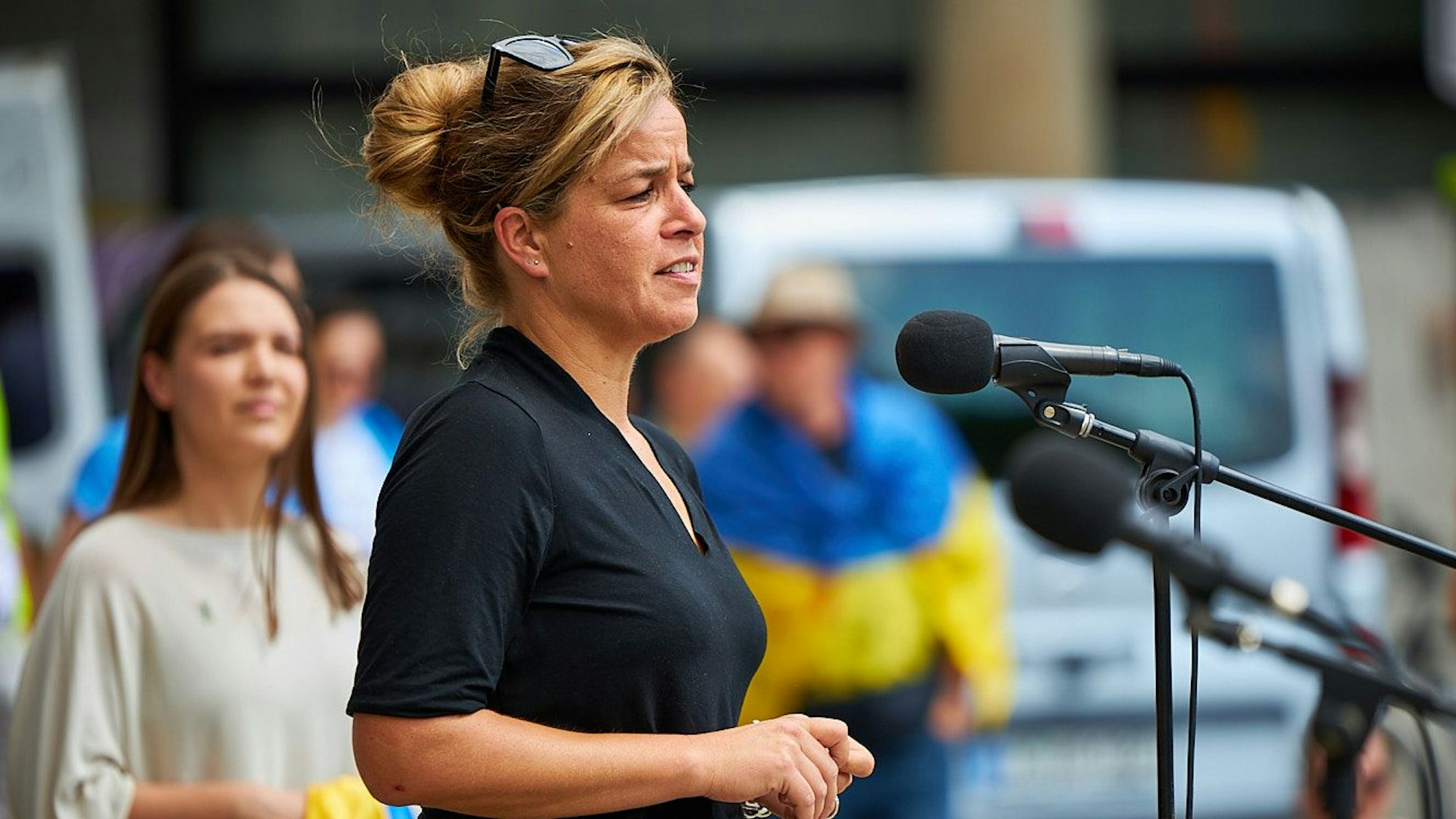 Schulranzen-Demo am Kölner Dom vom Blau-Gelben Kreuz. Die Aktion soll an die betroffenen Kinder des Ukraine-Kriegs erinnern.