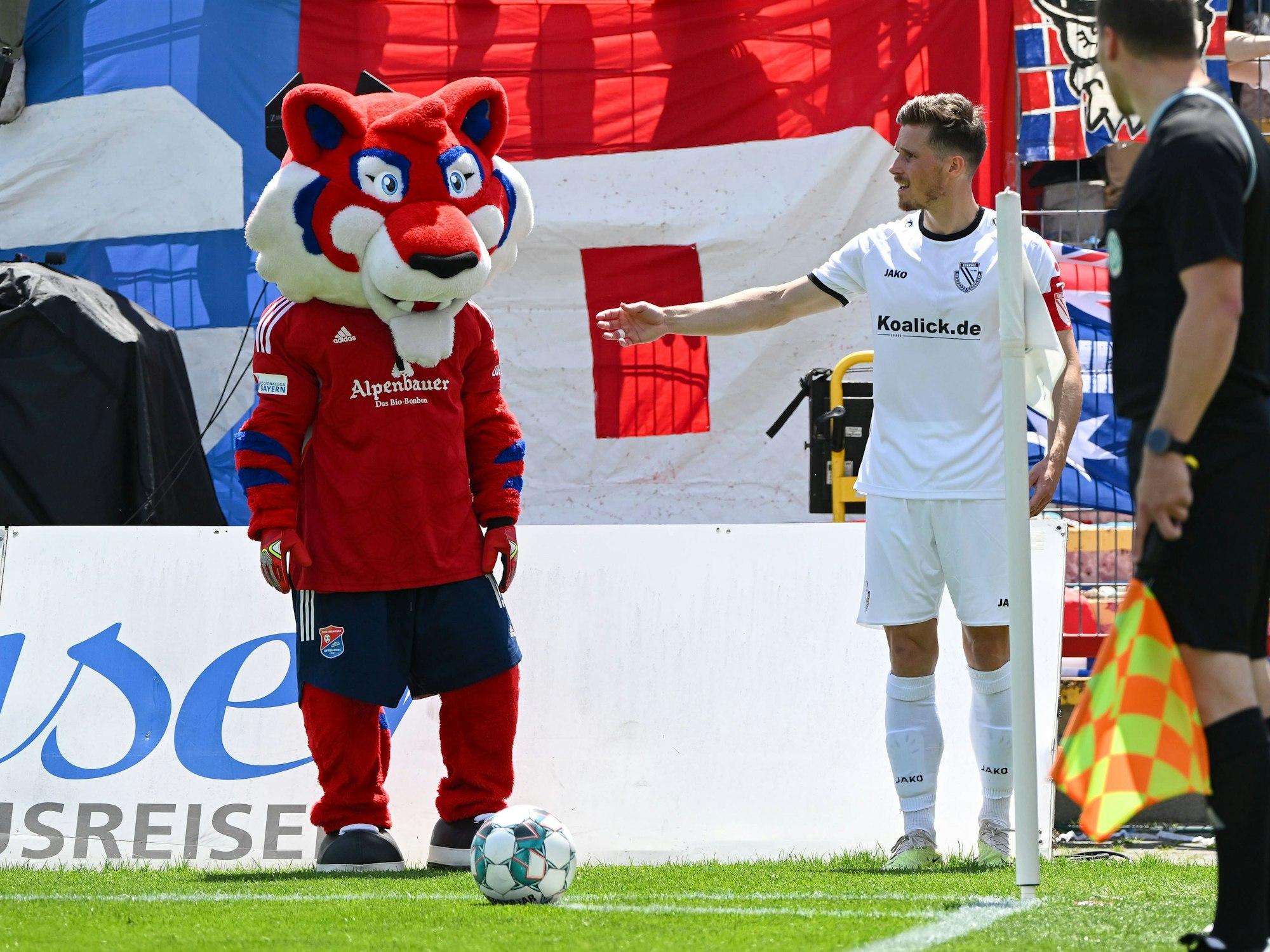 Axel Borgmann (FC Energie Cottbus) wird bei einer Ecke von Maskottchen Fonsi von der SpVgg Unterhaching gestört.