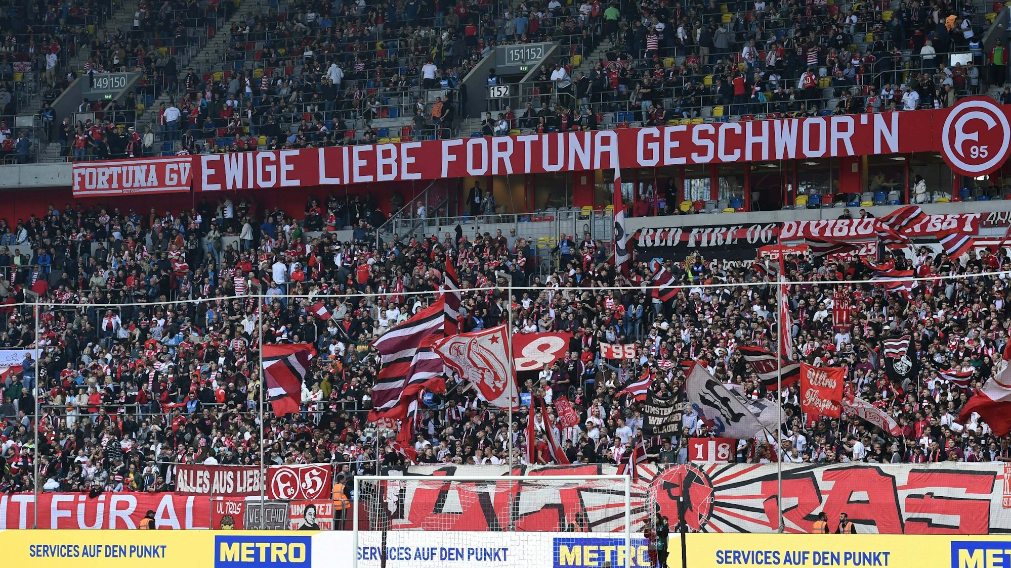 Fortuna Düsseldorf gegen Karlsruher SC in der Merkur Spiel-Arena, zu sehen ist derDüsseldorf-Fanblock.