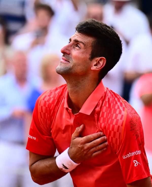 Novak Djokovic bedankt sich beim Publikum, er hat Tränen in den Augen.