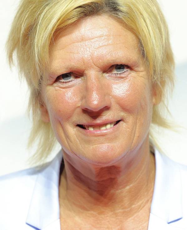 Die Moderatorin Claudia Neumann lächelt in die Kamera.