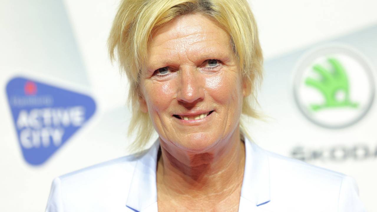 Die Moderatorin Claudia Neumann lächelt in die Kamera.