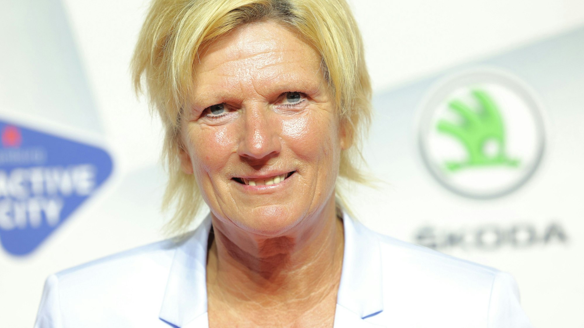 Die Moderatorin Claudia Neumann lächelt in die Kamera.