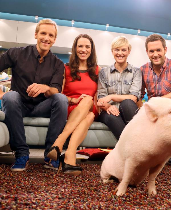 Jahn Hahn (l-r), Simone Panteleit, Karen Heinrichs und Matthias Killing sitzen auf einer Couch.