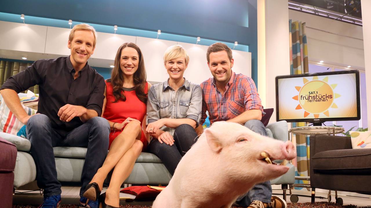 Jahn Hahn (l-r), Simone Panteleit, Karen Heinrichs und Matthias Killing sitzen auf einer Couch.