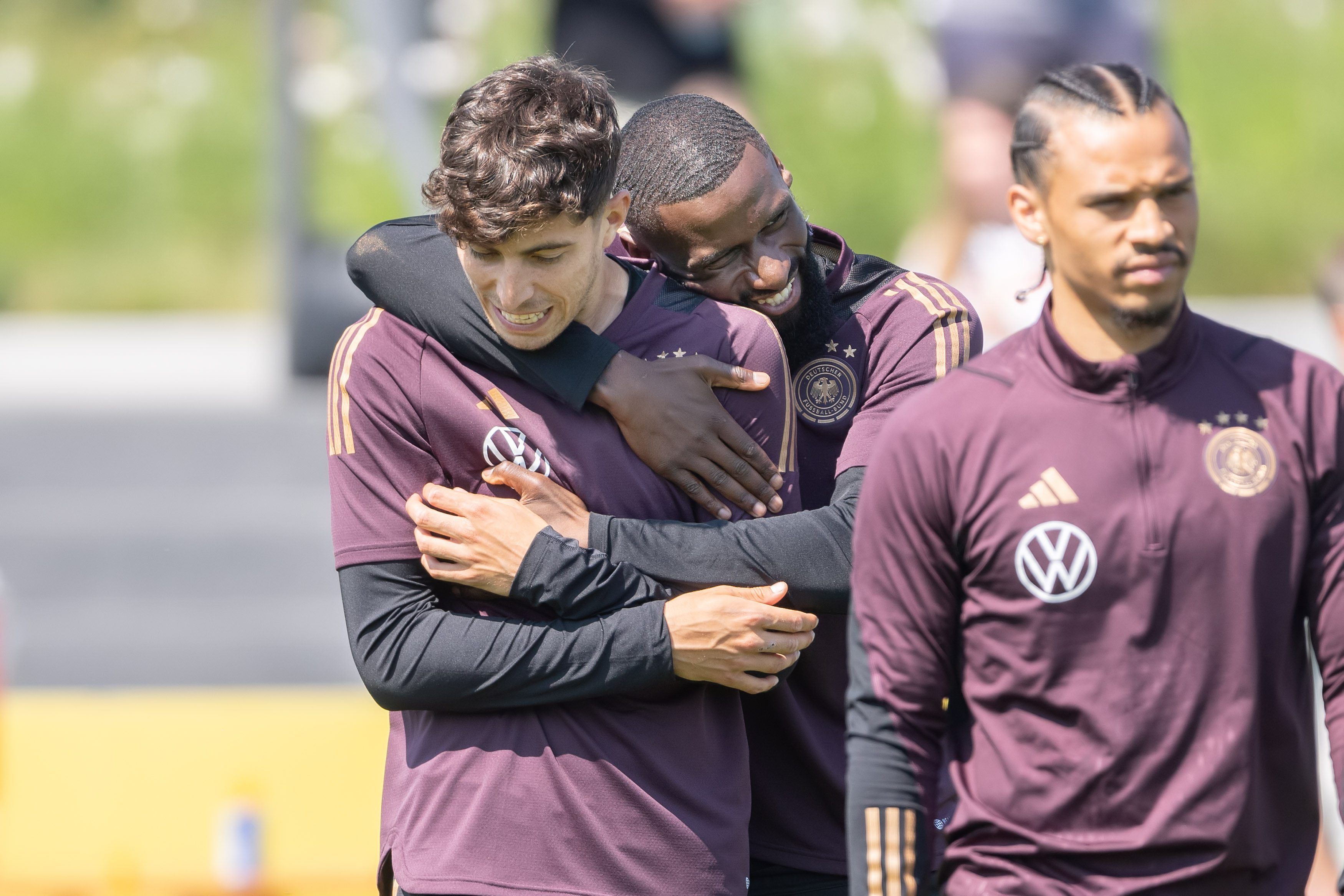 Antonio Rüdiger umarmt Kai Havertz.