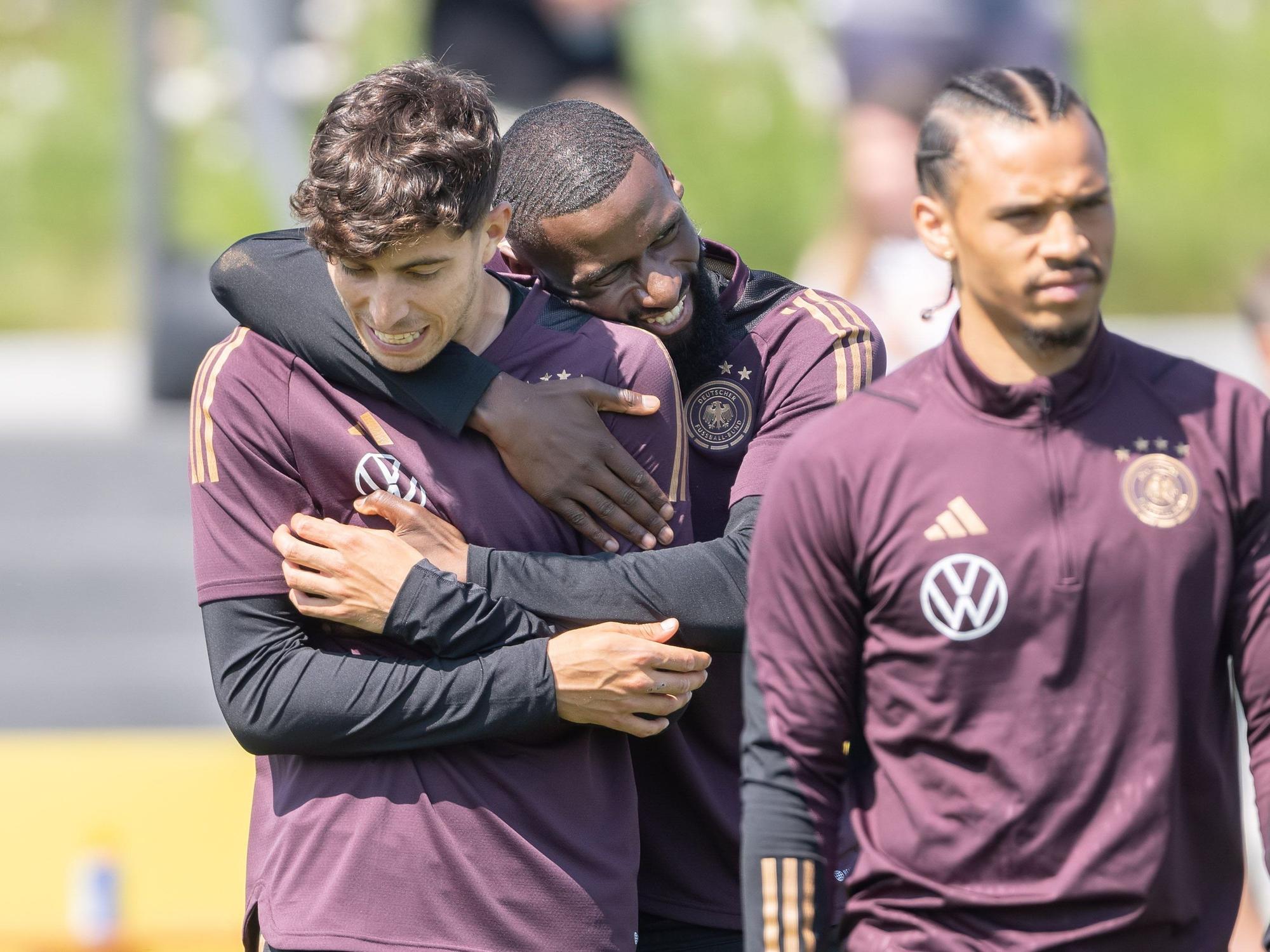 Antonio Rüdiger umarmt Kai Havertz.