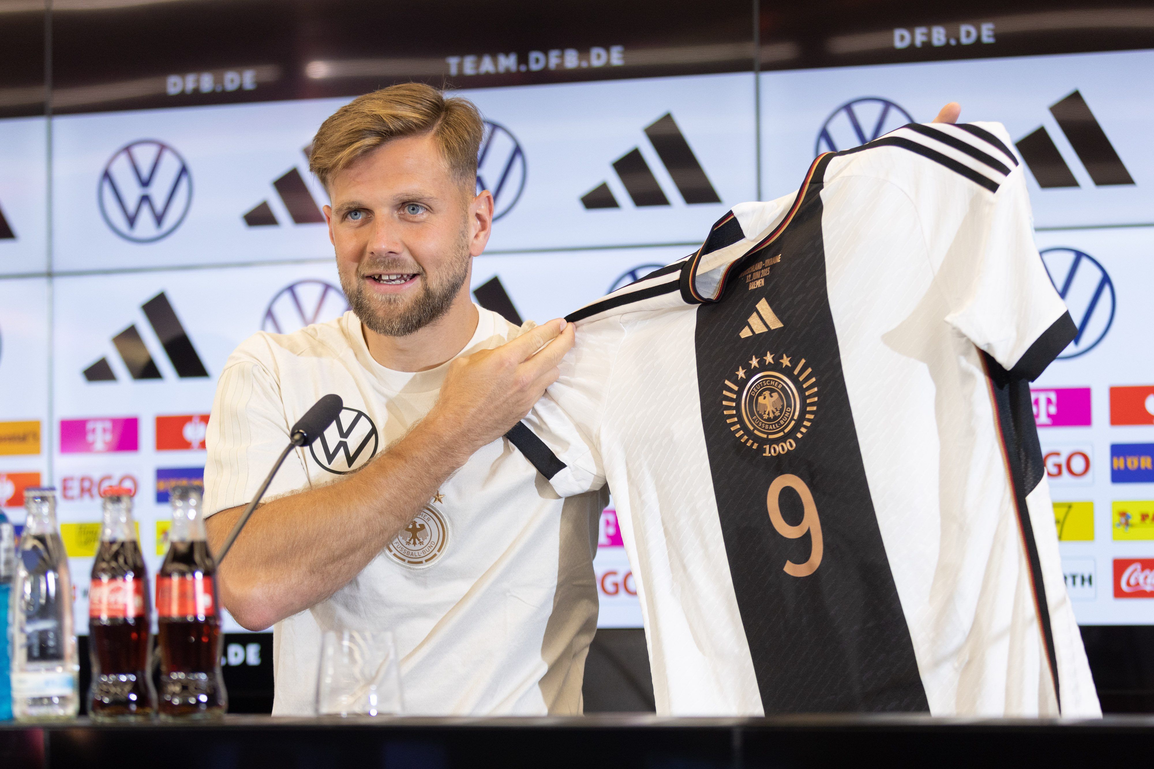 Niclas Füllkrug präsentiert das Sondertrikot.
