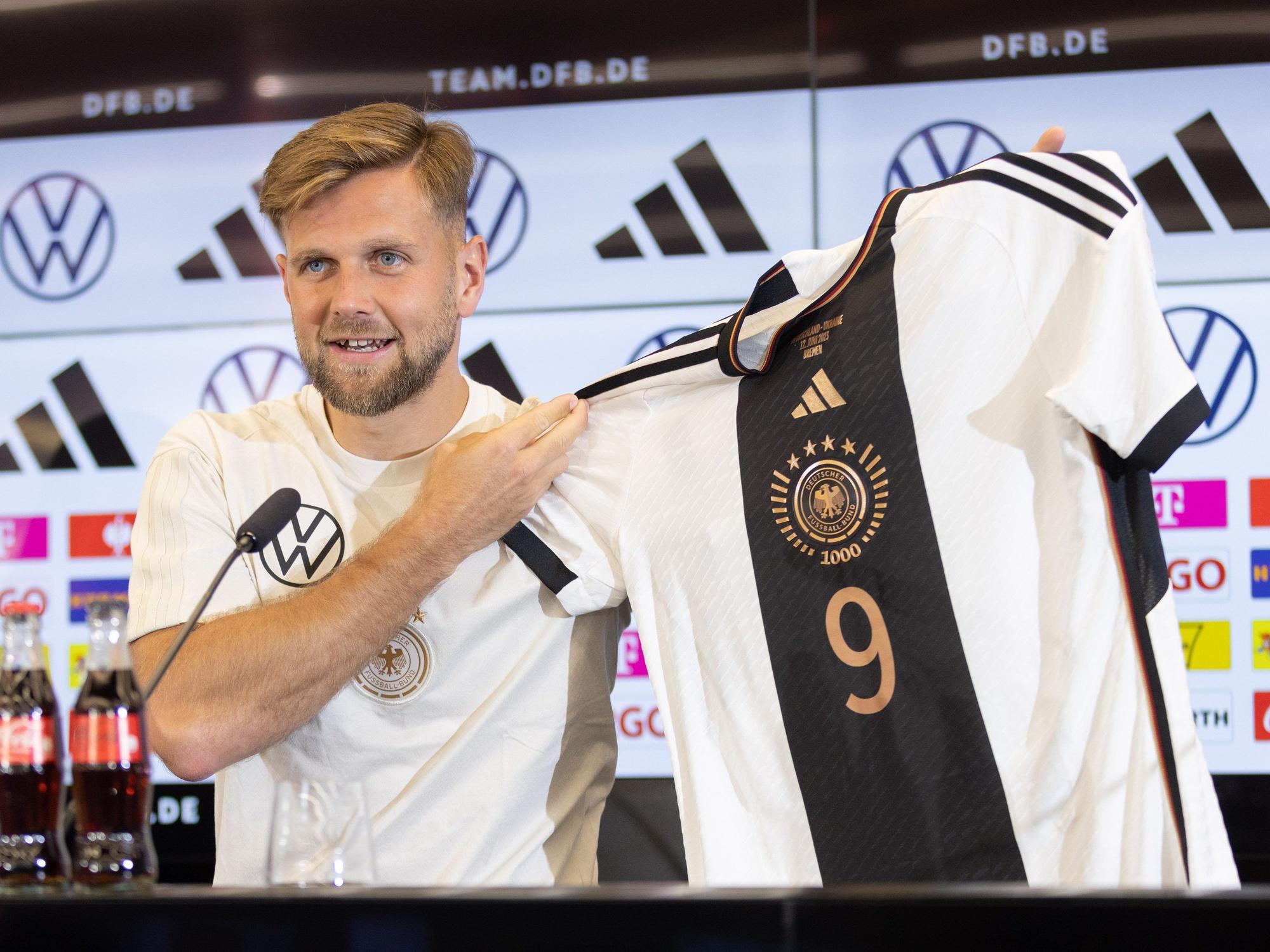 Niclas Füllkrug präsentiert das Sondertrikot.