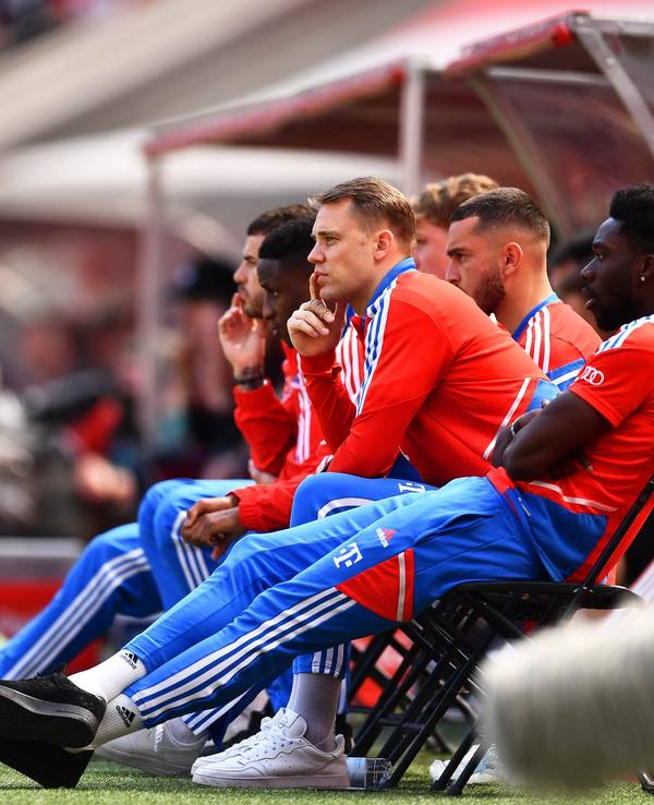 Manuel Neuer verfolgt das letzte Saisonspiel des FC Bayern in Köln.