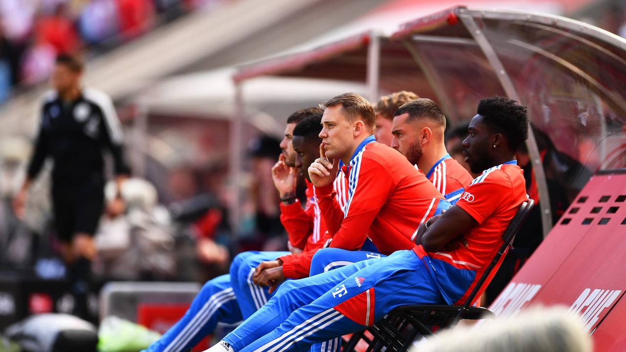 Manuel Neuer verfolgt das letzte Saisonspiel des FC Bayern in Köln.