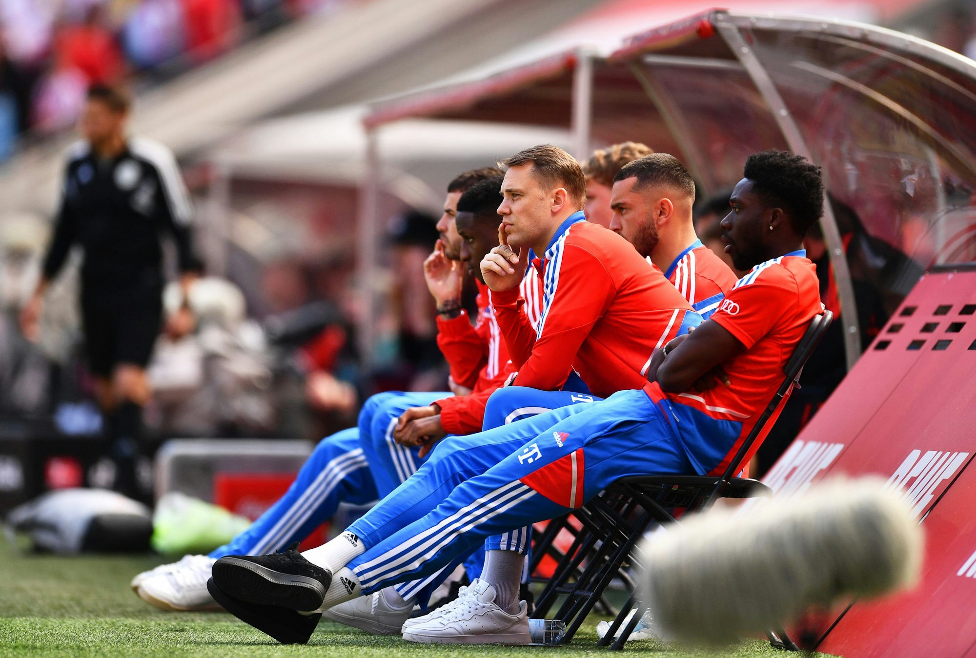 Manuel Neuer verfolgt das letzte Saisonspiel des FC Bayern in Köln.