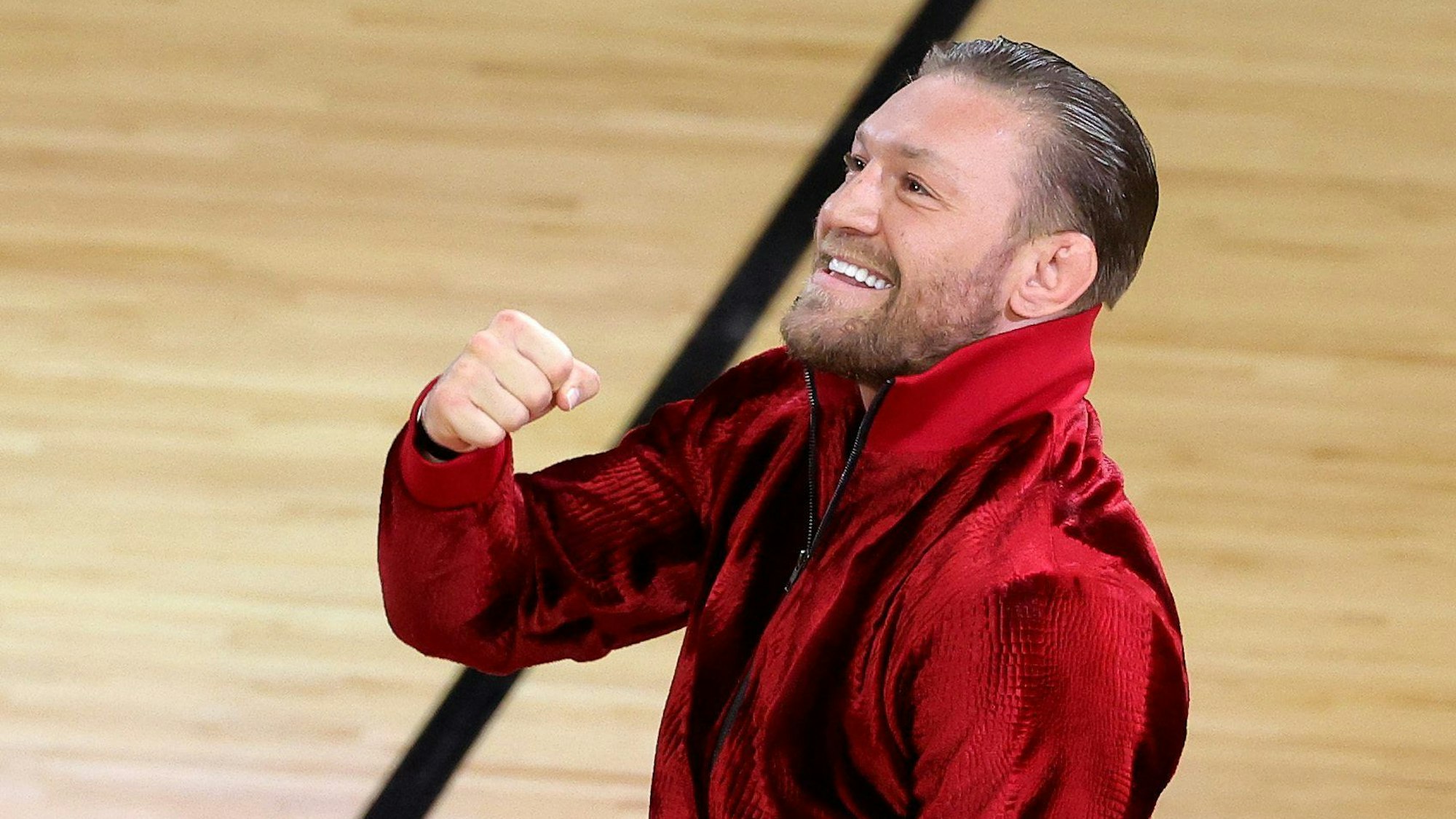 Conor McGregor ballt auf dem Court während des NBA-Finals zwischen den Miami Heat und den Denver Nuggets die Faust.