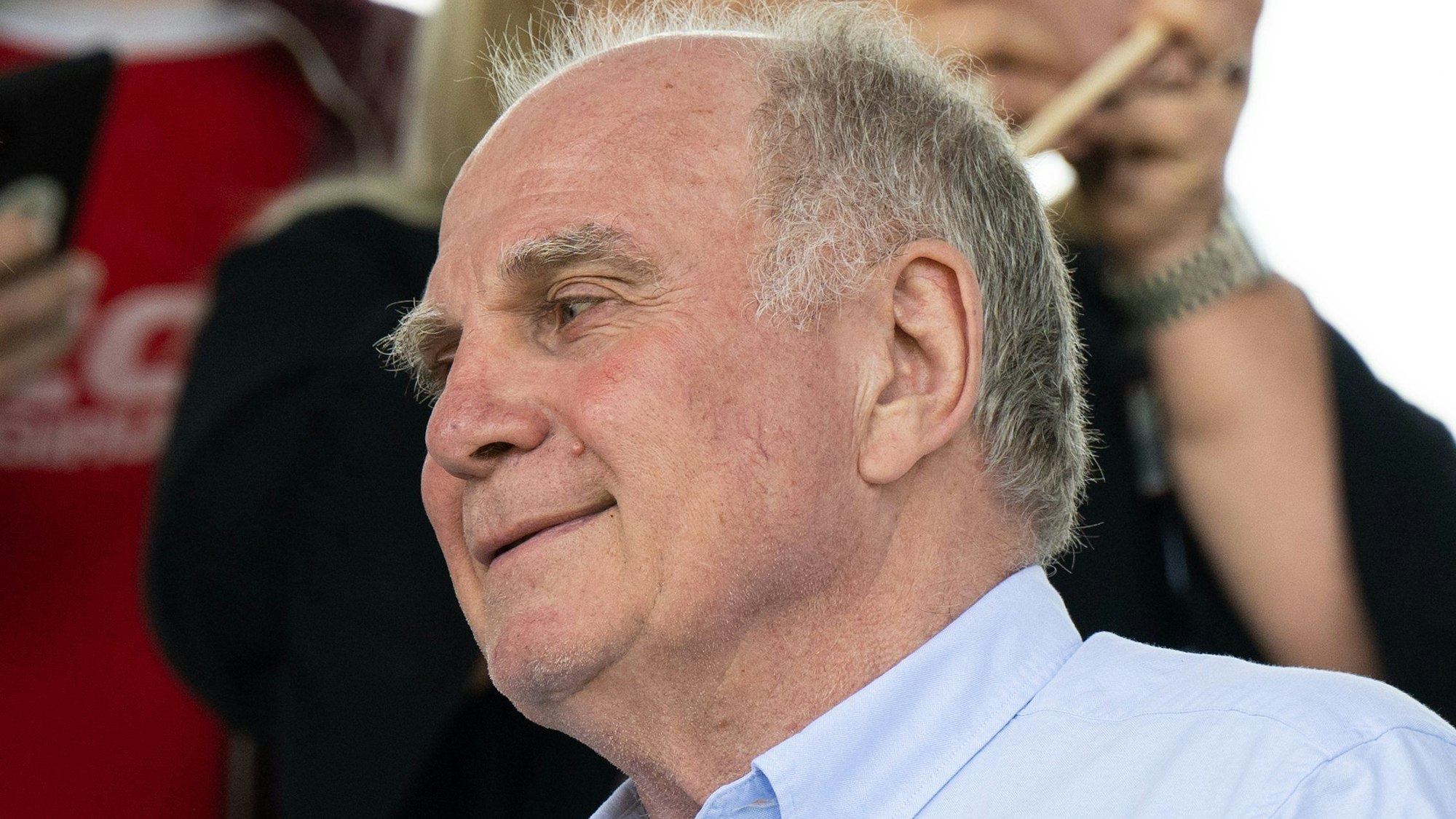 Uli Hoeneß verfolgt ein Spiel der Bayern-Frauen von der Tribüne aus.