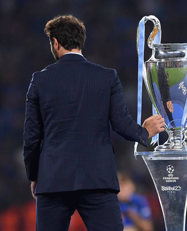 Hamit Altintop mit der Champions-League-Trophäe.