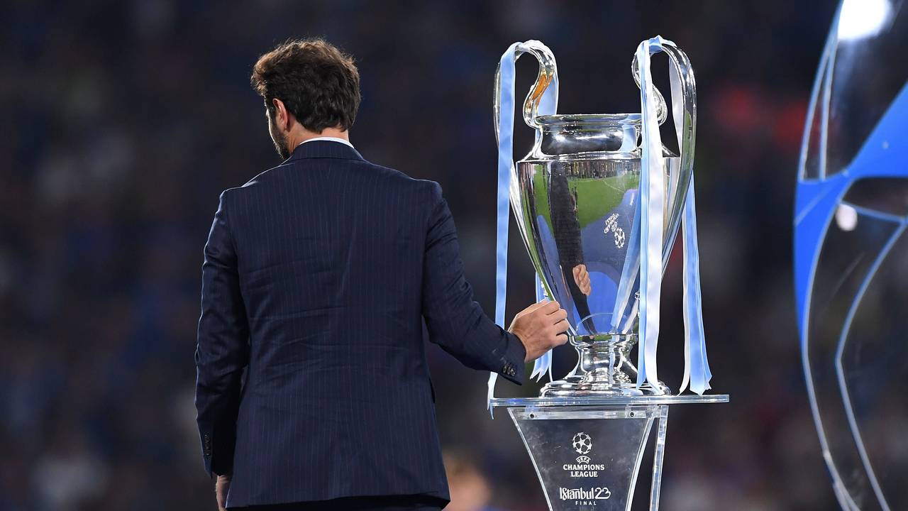 Hamit Altintop mit der Champions-League-Trophäe.