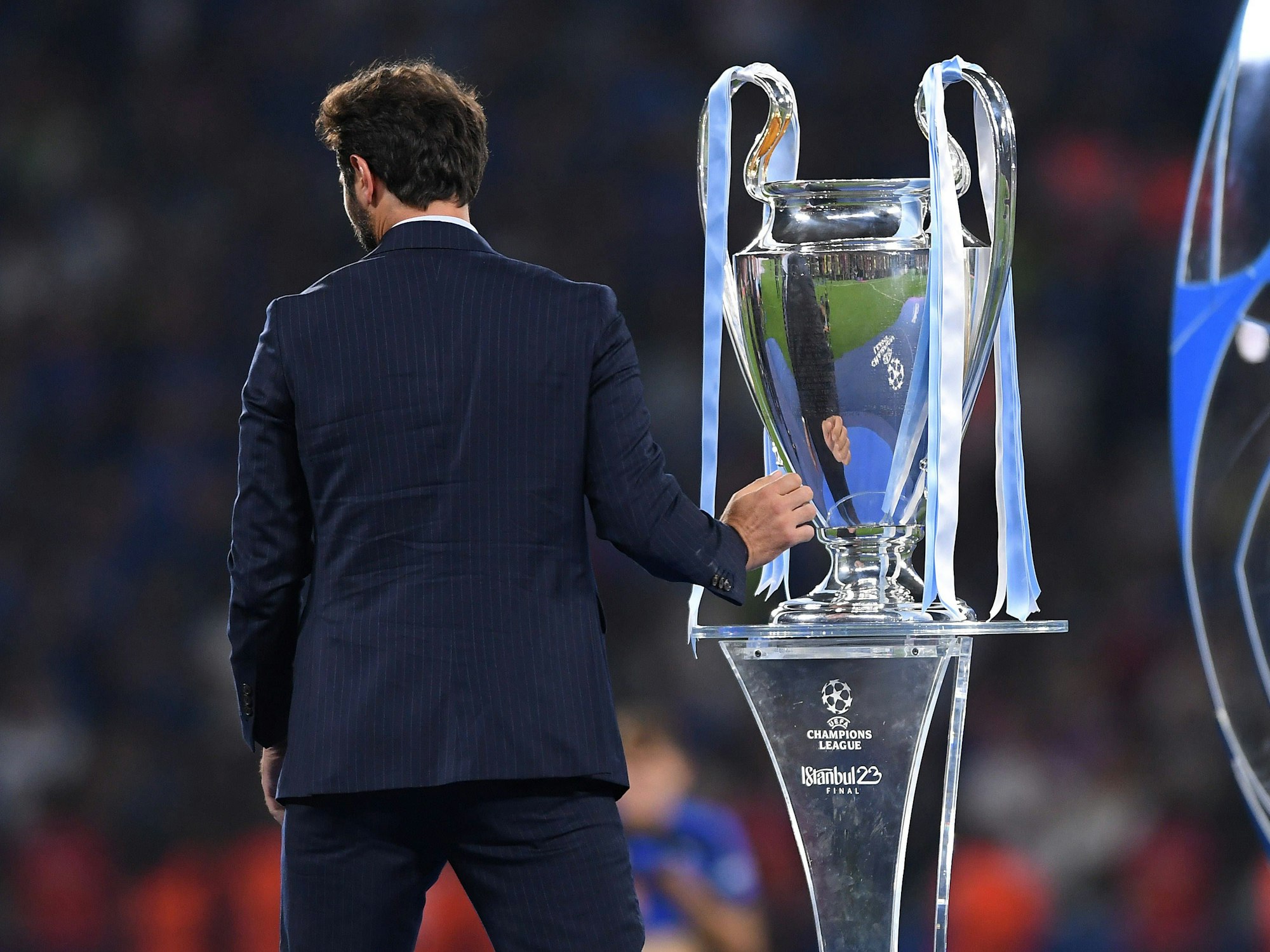 Hamit Altintop mit der Champions-League-Trophäe.