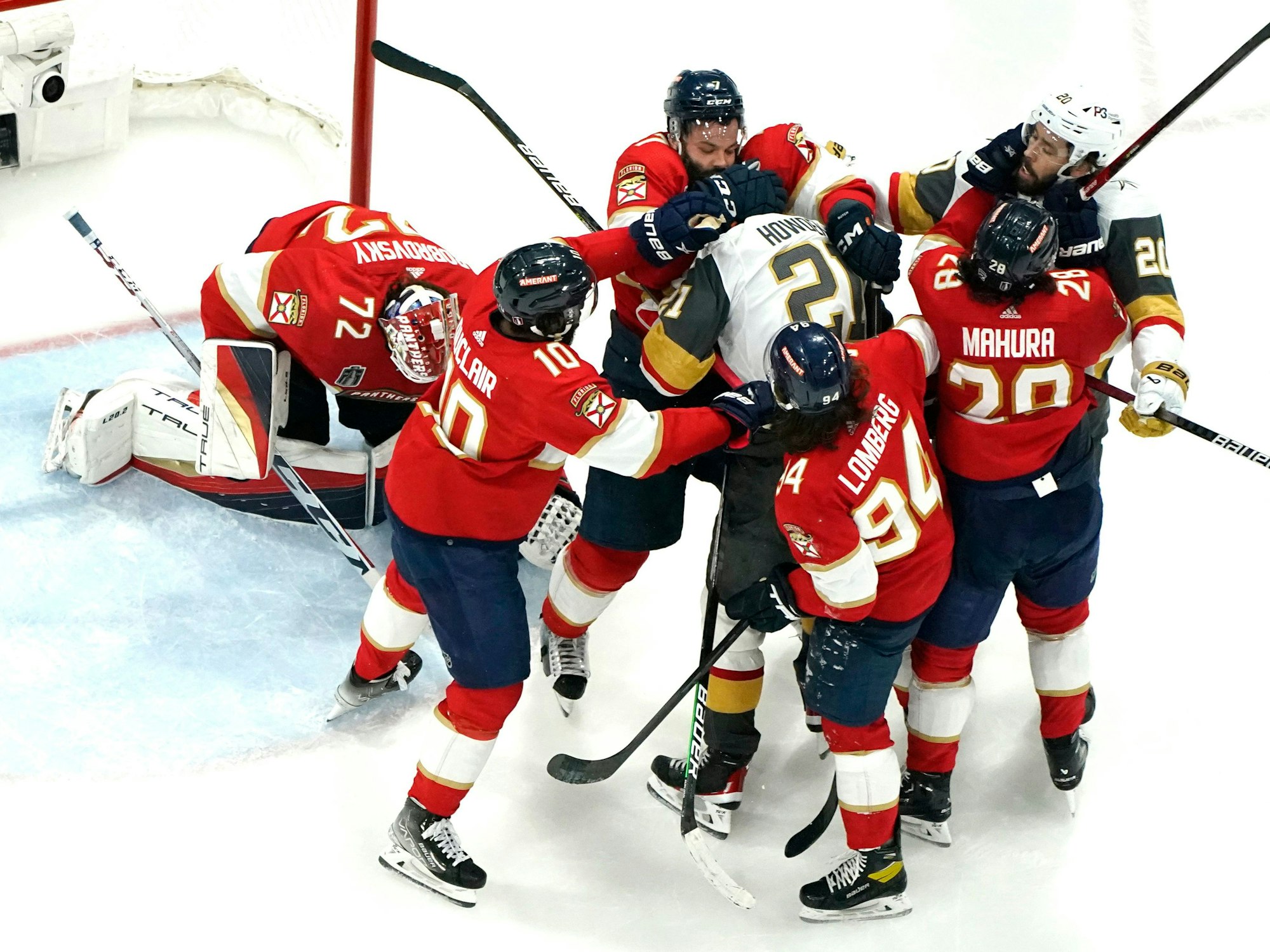 Spieler der Florida Panthers gehen auf Spieler der Vegas Golden Knights los.