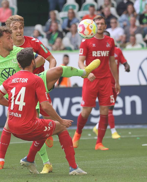 Luca Waldschmidt kämpft gegen den 1. FC Köln um den Ball.