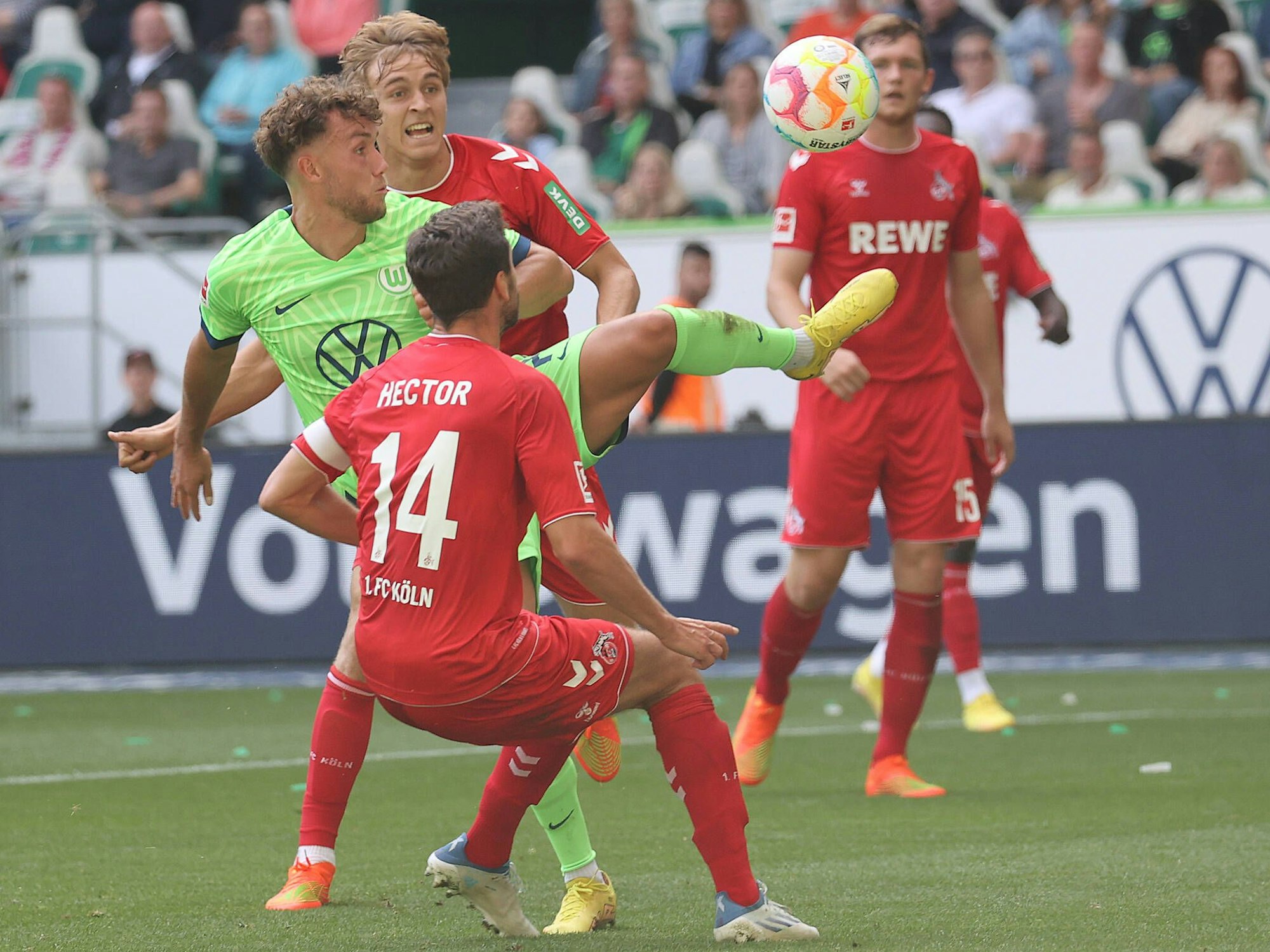 Luca Waldschmidt kämpft gegen den 1. FC Köln um den Ball.
