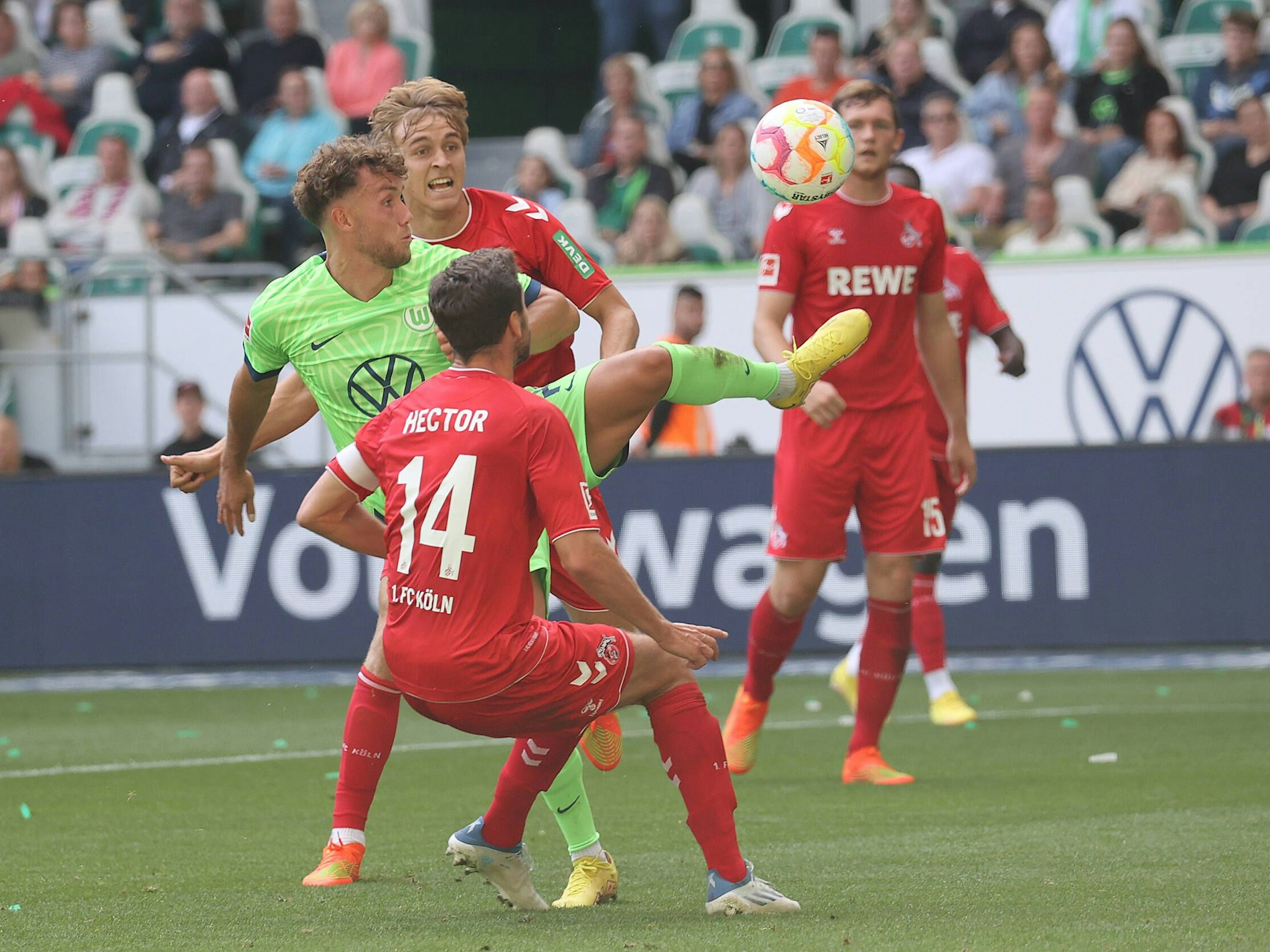 Luca Waldschmidt kämpft gegen den 1. FC Köln um den Ball.